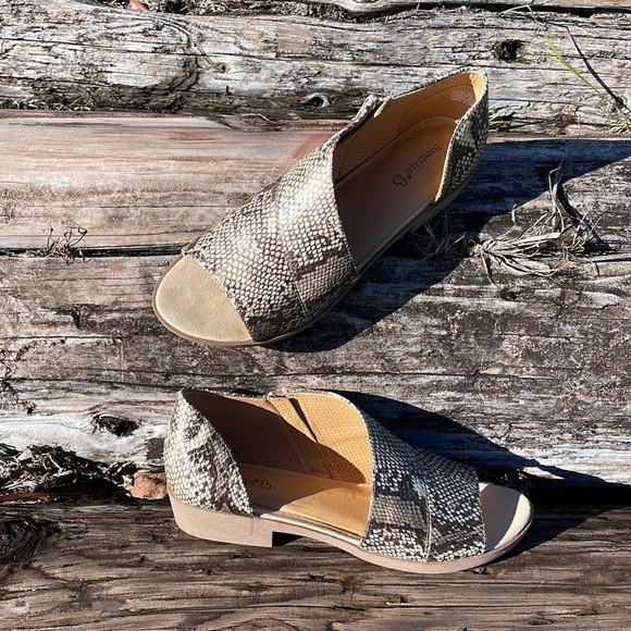 The Baretraps Casual Sedina Snake Wrap Peep Toe Slip on Sandal NWOB 10 - Picture 3 of 12
